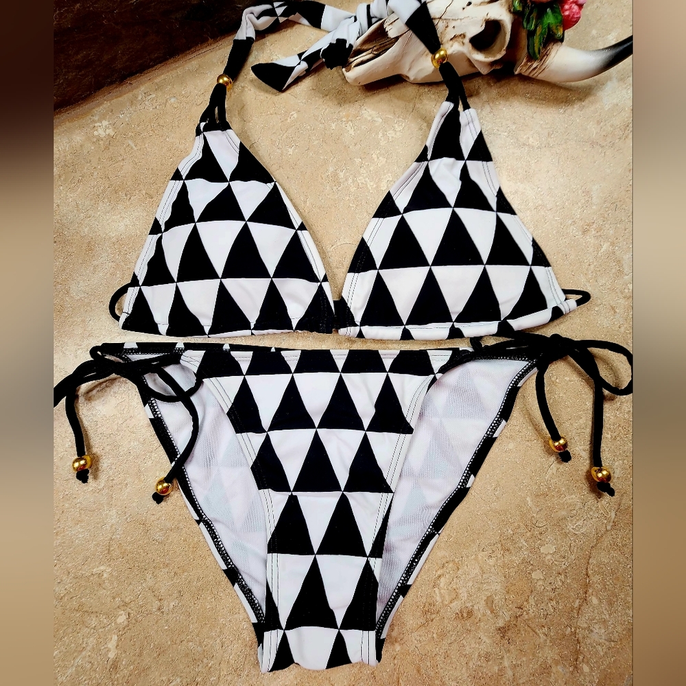 NWOT Black & White Bikini Triangle Geometric Size Large